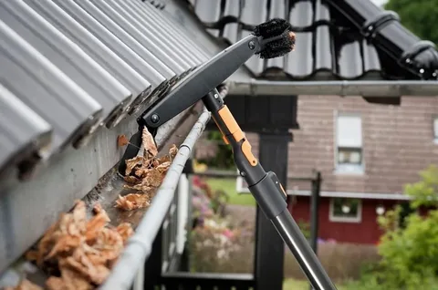 Roof Gutter Cleaning